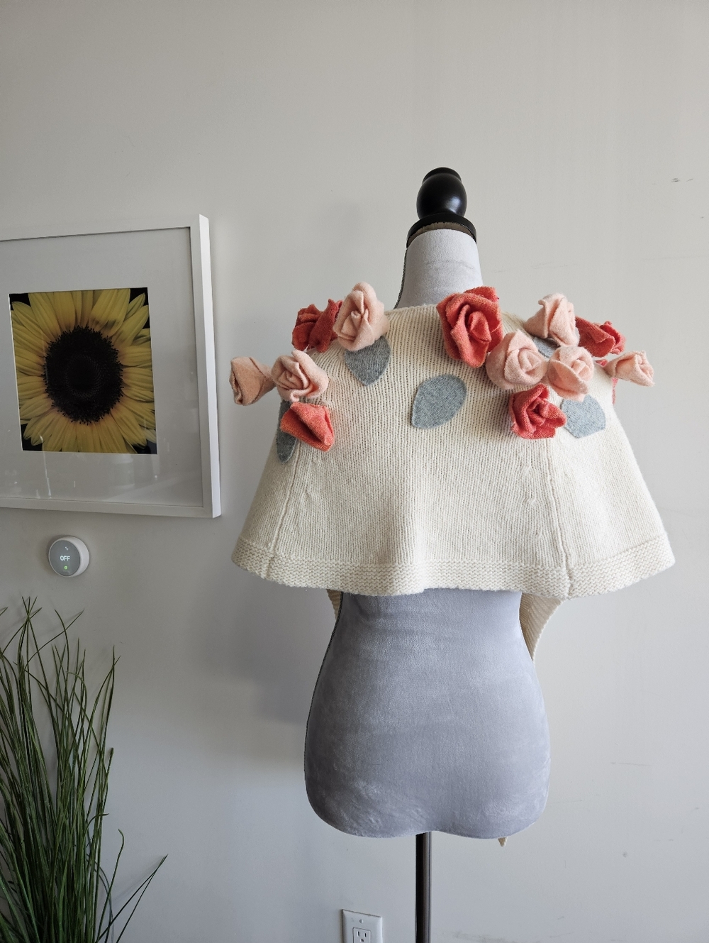 ANTHRO 3-D Roses Poncho - Picture 6 of 16